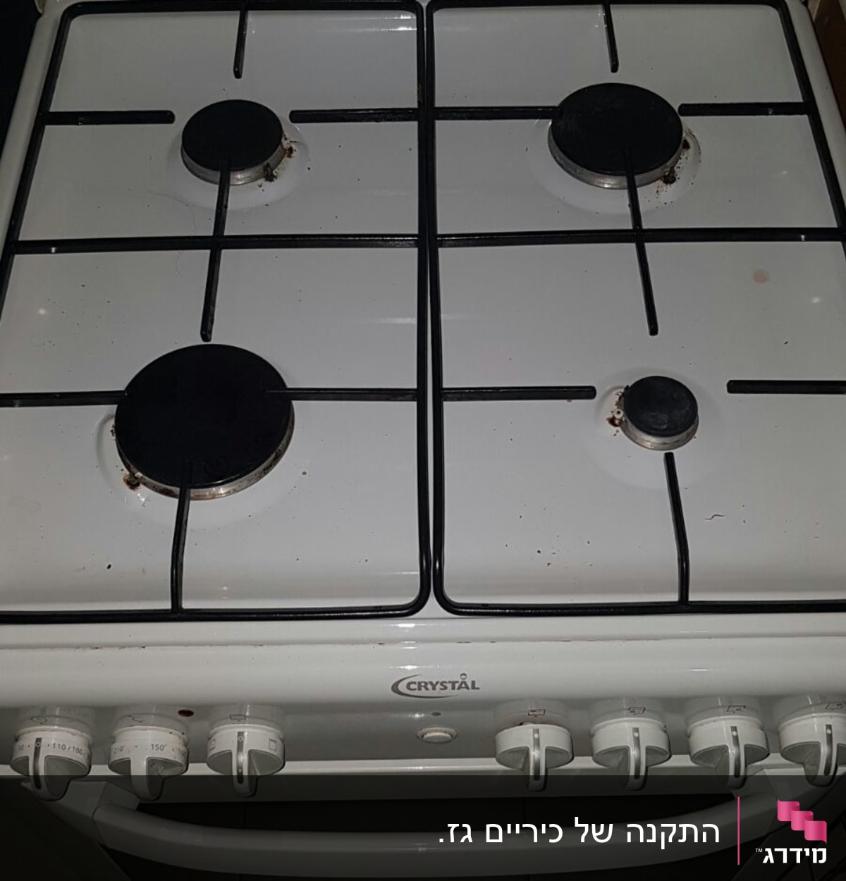 כיריים גז עם ארבעה מבערים ולחצנים
